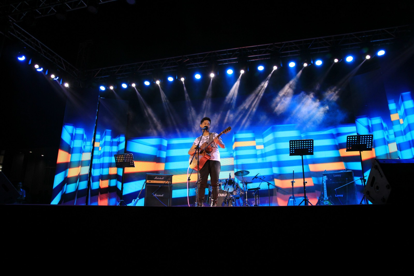 超好听得原创校园歌曲《等待》视频