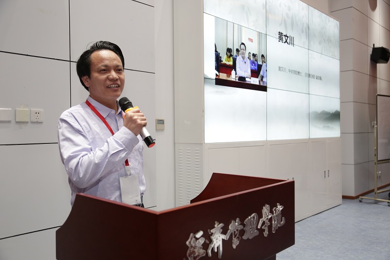黄文川副总编演讲杨万东教授演讲郑声滔教授演讲胡启镔书记为研究中心