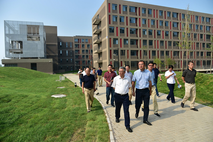 校党委书记吴建伟一行前往沙河校区检查本科生迎新准备工作