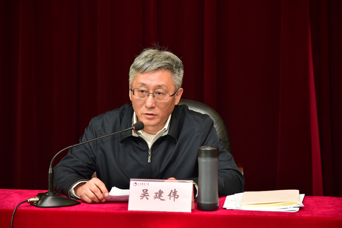 最后,吴建伟书记要求各职能部门,学院,研究院要防范政治风险,严保校园